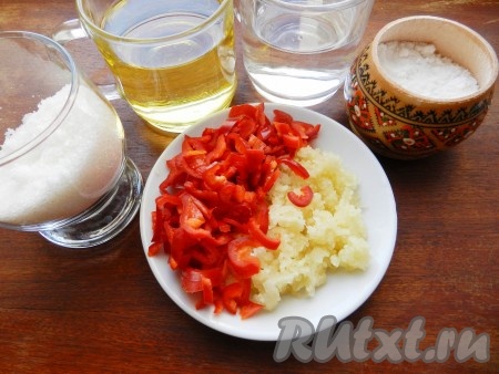 Чеснок измельчить, острый перец нарезать мелко. Приготовить ингредиенты для маринада - соль, сахар, масло и уксус.