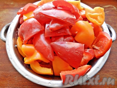 Нарезать перец крупными кусочками.