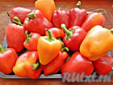 Приготовить болгарский перец. Тщательно вымыть, очистить от плодоножки и семян.