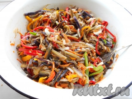 Влить уксус и хорошенько перемешать. Оставить баклажаны на 4-5 часов, периодически перемешивать.