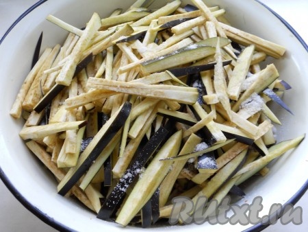 Порезать баклажаны длинной соломкой или тонкими брусочками.