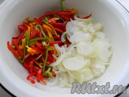 Лук репчатый порезать тонкими полукольцами, перец болгарский сладкий - соломкой.