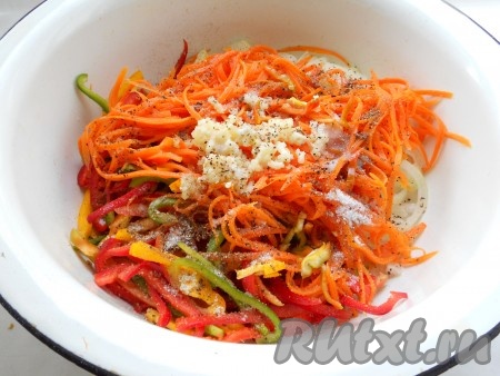 Добавить подготовленную морковь, чеснок, пропущенный через пресс, посыпать черным молотым перцем и кориандром.