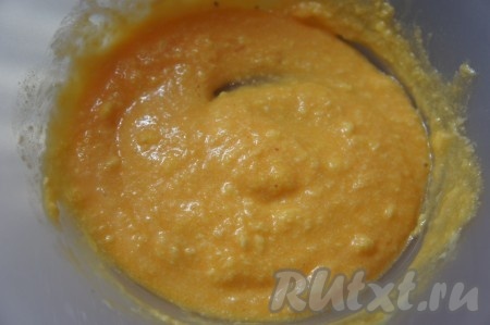 Сливочное масло для этого пирога должно быть комнатной температуры, поэтому его нужно заранее достать из холодильника. После того как масло согреется и станет мягким, переложить его в достаточно глубокую миску. Яйца разделить аккуратно на белки и желтки. Белки пока убрать в холодильник. В миску с мягким маслом добавить желтки, растереть вилкой до однородности.