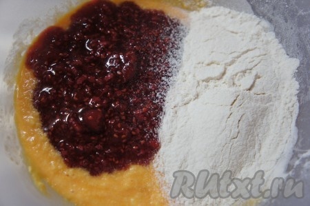 Затем в желтково-масляную массу добавить варенье и просеянную через сито муку, тщательно перемешать тесто для пирога.