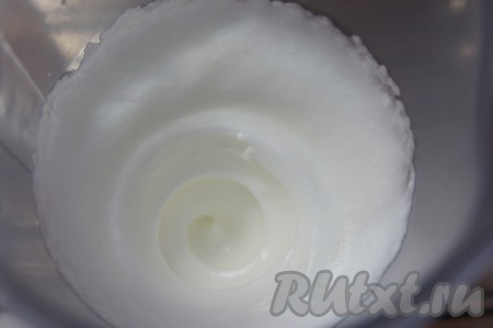 Холодные белки взбить в отдельной ёмкости с помощью миксера в густую пену.