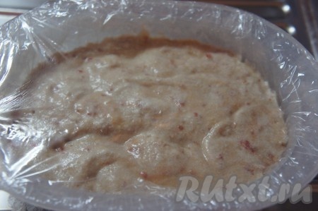 Свисающими краями плёнки закрыть тесто сверху (чтобы не попадала влага при приготовлении). Отправить пирог в пароварку на 45 минут. Готовность выпечки проверить, проколов пирог сухой зубочисткой, если после прокалывания на зубочистке не будет следов теста, значит выпечка готова. Достать готовый пирог из пароварки, оставить остывать.