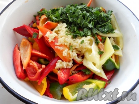 Перец очистить от семян, порезать в длину на 4-6 частей и сложить в таз или кастрюлю. Добавить чеснок, пропущенный через пресс, и измельченную петрушку.
