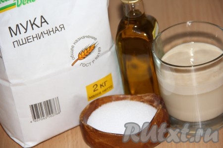 Дрожжи развести в 100 миллилитрах тёплой воды (температура воды должны быть 38-40 градусов) и оставить опару в тёплом месте на 10-15 минут. По истечении этого времени на поверхности дрожжевой смеси появится дрожжевая "шапочка", это означает, что дрожжи начали работать и можно приступать к замешиванию теста.