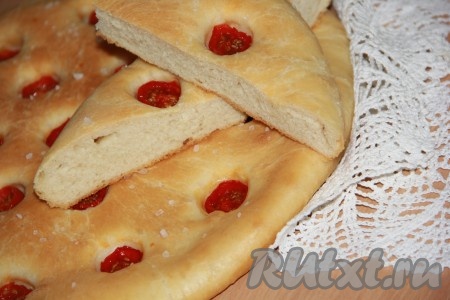 Готовую лепёшку остудить на решётке. Фокачча, приготовленная с помидорами черри, получается вкусной, аппетитной. Она станет прекрасной альтернативной привычным хлебобулочным изделиям.