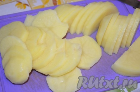 Картофель нарезать кружочками.
