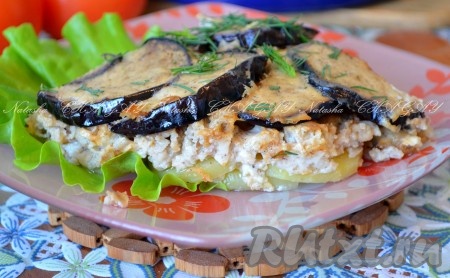 Вкусную запеканку с фаршем, картофелем и баклажанами посыпаем зеленью и подаем к столу. 
