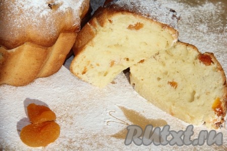 Кекс с курагой, замешанный на кефире, выпекаем примерно 45 минут при температуре 180 градусов. Для того чтобы проверить готовность кекса, его нужно проколоть сухой зубочисткой (если зубочистка останется сухой и чистой после прокола выпечки, значит кекс готов). Достаём кекс из духовки, даём ему немного остыть в форме, затем перекладываем на решётку, полностью остужаем и посыпаем сахарной пудрой. Эта вкусная, пышная выпечка с курагой станет отличным дополнением к чаю!