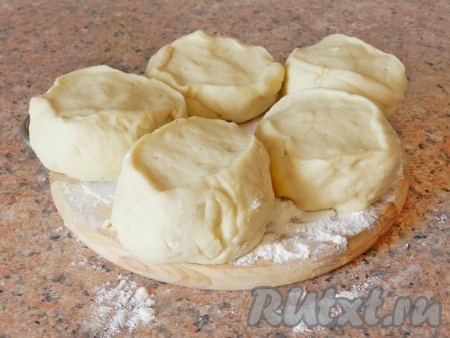 Готовое тесто разделить на пять равных частей.