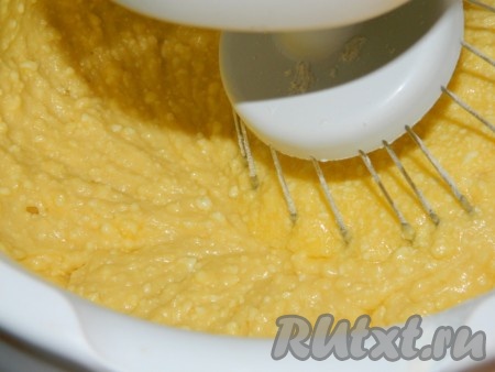 Добавляем муку, соду и замешиваем тесто.
