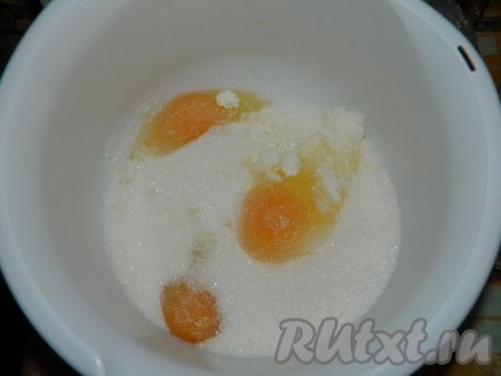 Яйца, сахар и творог взбиваем.
