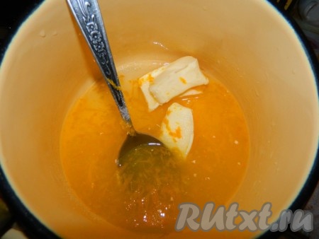 Когда пирог будет готов, приступаем к приготовлению соуса (чтобы пирог лучше пропитался, его лучше смазывать горячим апельсиновым соусом). Нагреваем сливочное масло, апельсиновую цедру, 100 мл апельсинового сока, лимонный сок и сахар. 
