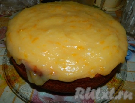 Смазываем верх творожного пирога горячим соусом (я пирог разрезала на 2 коржа и смазала ещё и между коржами). Сверху посыпаем ореховой крошкой и можно подавать к столу.
