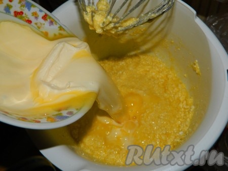 К полученной творожной массе добавляем растопленное масло и перемешиваем.
