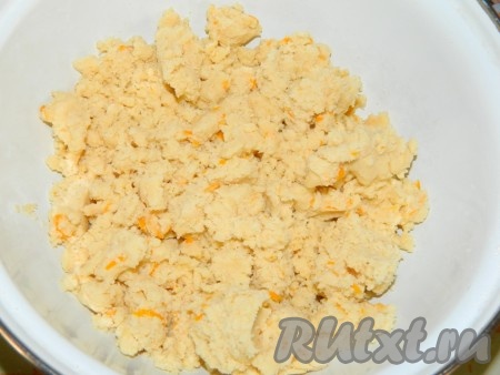 Добавить муку, сахарную пудру и замесить тесто в виде крошек. Выложить его в форму, слегка прижимая, и выпекать в заранее разогретой духовке 10-15 минут (до зарумянивания боков) при температуре 180 градусов.
