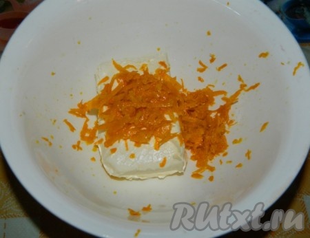 Начинаем с приготовления первого слоя. Мягкое масло соединить с цедрой апельсина.