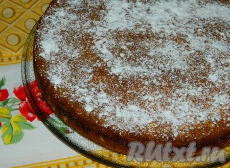 Двухслойный пирог остудить и вынуть из формы. По желанию можно посыпать сахарной пудрой.
