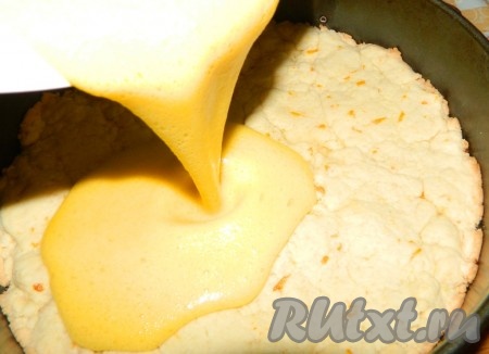 Полученную массу вылить сверху на горячий полуготовый корж и выпекать еще минут 20-25 до румяного цвета (середина должна перестать "колыхаться").
