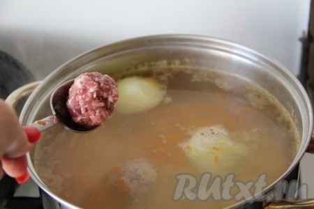 Теперь в суп с рисом, морковкой и картошкой добавляем фрикадельки, лавровый лист, солим, перчим, доводим до кипения, а затем варим на небольшом огне 20-25 минут (и картошка, и рис должны стать достаточно мягкими).