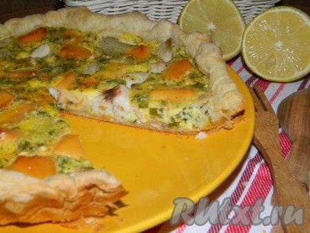 Вкусный, нежный, очень ароматный киш, приготовленный из слоёного теста с рыбой, подать к столу.