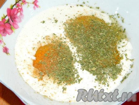 В глубокой тарелке соединить сливки, яйца, слегка посолить, поперчить, по желанию, можно добавить зелень (я добавила сушёную петрушку), тщательно перемешать вилкой (или венчиком) до однородности.