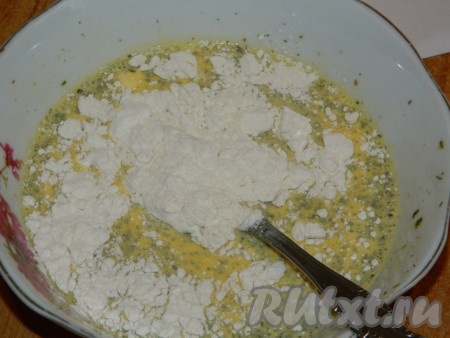 В смесь яиц и сливок всыпать 1 столовую ложку муки, перемешать до исчезновения комочков и заливка для киша с рыбой и сыром готова