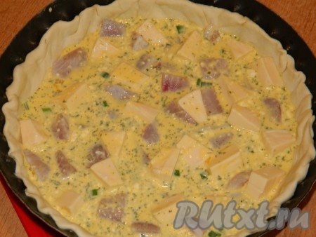 Влить заливку поверх рыбы с сыром и отправить форму с кишем в разогретую духовку, выпекать при температуре 200 градусов минут 45-60 минут (на выпечке должна появиться красивая румяная корочка).