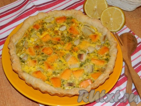Вкусный, нежный, очень ароматный киш, приготовленный из слоёного теста с рыбой, подать к столу.