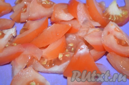 Помидор порежьте произвольно.