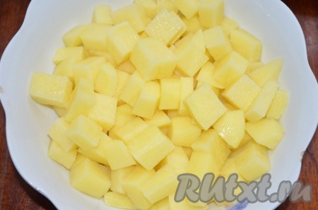 Картошку порежьте кубиками.
