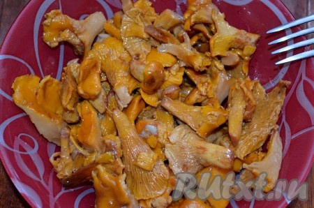 Приготовьте лисички.