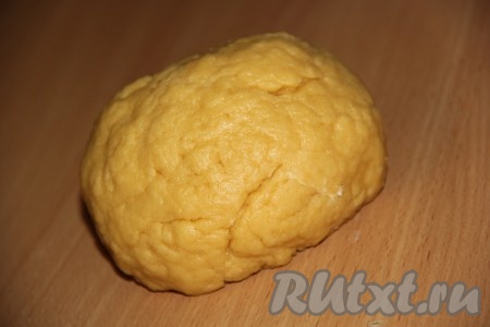 В глубокую миску просеять 150 грамм муки, всыпать разрыхлитель, перемешать. В получившуюся мучную смесь добавить холодное сливочное масло, натёртое на крупной тёрке (или нарезанное на кусочки). Растереть масло с мукой руками в мелкую крошку. В отдельной ёмкости венчиком взбить яйцо с сахаром до однородности и вылить в масляно-мучную крошку, перемешивать вначале ложкой. А затем, частями добавляя оставшуюся муку, замесить не липнущее к рукам, эластичное тесто, собирая его в ком. Как только добились нужной консистенции теста, значит больше муку добавлять не нужно. Песочное тесто долго вымешивать не нужно, достаточно просто собрать его в ком. Завернуть тесто в пищевую плёнку и убрать на час в холодильник.