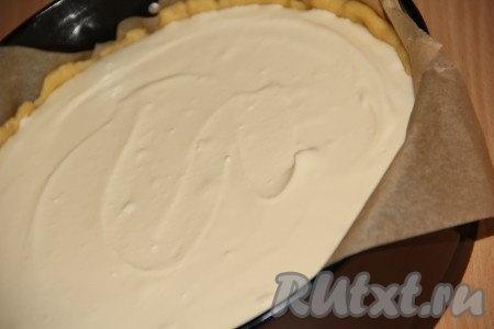  Приготовить творожную начинку, для этого в чашу блендера выложить творог, сметану, желтки, манку, сахар, ванильный сахар и взбить до однородной массы (можно взбить массу до однородности и с помощью погружного блендера). Выложить творожную начинку на песочное тесто и разровнять.