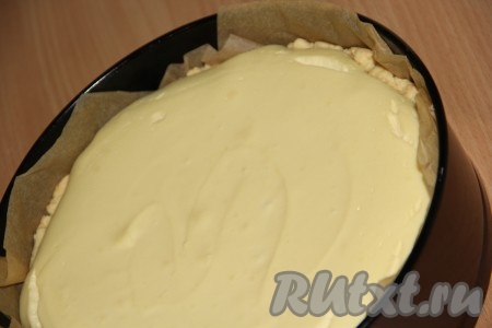 Поставить форму в духовку, заранее разогретую до 180 градусов, и выпекать песочный пирог с творожной начинкой 25 минут.