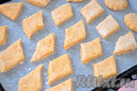 Нарезать на любые фигуры: круги, квадраты, ромбы... Выложить тыквенное печенье на пергамент.
