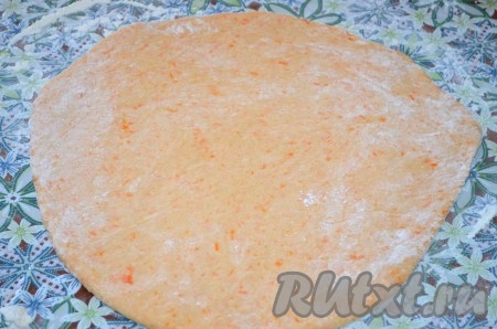 Раскатать тесто толщиной 1 см.