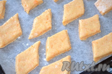 Смазать заготовки яйцом, присыпать слегка сахаром.
