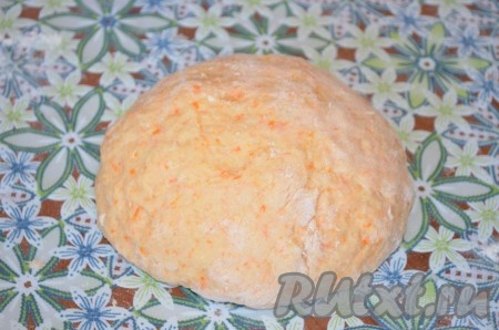 Тесто получится очень мягкое и немного липнущее к рукам. Муки вам может потребоваться больше или меньше, в зависимости от влажности творога.
