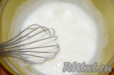 Яйцо перетереть с солью, сахаром и ванилином венчиком.