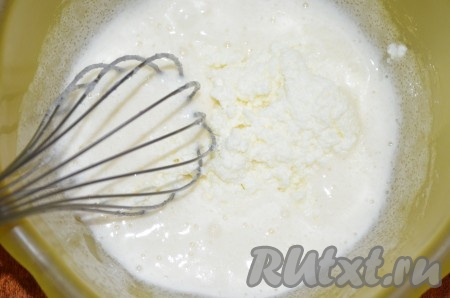 Добавить творог. Перемешать.