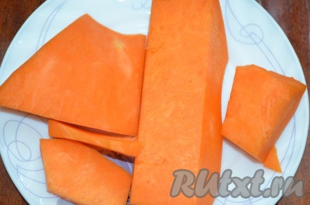 Тыкву очистить, порезать на небольшие кусочки, отварить до готовности (мне хватило 5 минут).