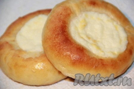 Выпекаем ватрушки с творогом минут 20-25 (до красивого золотистого цвета). Достаём выпечку из духовки. Мягкие, ароматные ватрушки, приготовленные на дрожжевом тесте, замешанном на кефире, вкусны и в горячем, и в холодном виде.