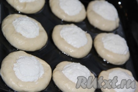 Перекладываем ватрушки на небольшом расстоянии друг от друга на противень, смазанный растительным маслом, и оставляем в тёплом месте без сквозняков на 30 минут для подъёма.