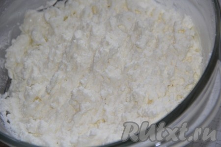 Выкладываем тесто для ватрушек в миску, накрываем миску пищевой плёнкой (или полотенцем) и оставляем на 1,5 часа в тёплом месте. Тесто должно увеличиться в 2 раза. Тесто хорошо обминаем и оставляем ещё на 30-40 минут для подъёма. Для приготовления начинки тщательно перемешиваем творог, яйцо и сахар.