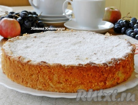 Дать запеканке хорошо остыть и можно её нарезать. Я перед подачей дополнительно посыпала верх пирога сахарной пудрой.